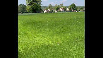 Les fesses à l air dans les champs et bien plus encore