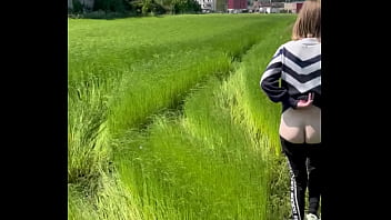 Les fesses à l air dans les champs et bien plus encore