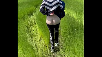 Les fesses à l air dans les champs et bien plus encore