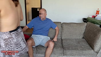 Padrastro se folla a su hijastra mientars lee un libro