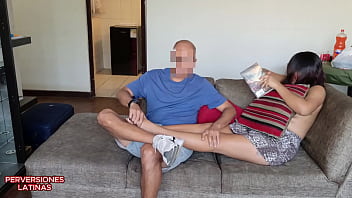 Padrastro se folla a su hijastra mientars lee un libro