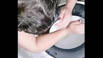 Submissa sendo humilhada pelo seu dono