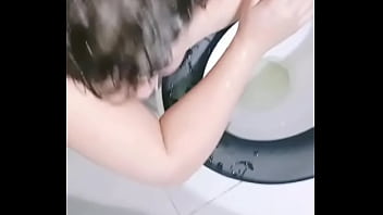 Submissa sendo humilhada pelo seu dono