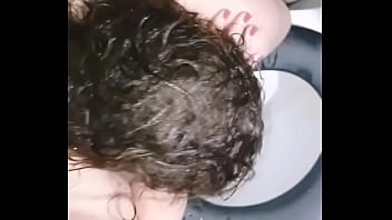 Submissa sendo humilhada pelo seu dono