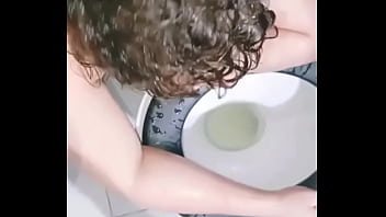 Submissa sendo humilhada pelo seu dono