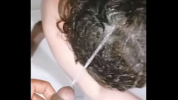 Submissa sendo humilhada pelo seu dono