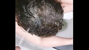 Submissa sendo humilhada pelo seu dono