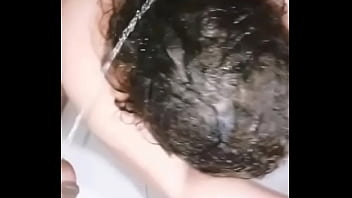 Submissa sendo humilhada pelo seu dono