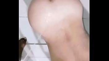 Submissa sendo humilhada pelo seu dono