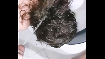 Submissa sendo humilhada pelo seu dono