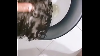 Submissa sendo humilhada pelo seu dono