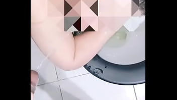 Submissa sendo humilhada pelo seu dono