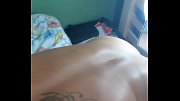 Ruiva casada fica na chamada de vídeo pra fazer seus clientes gozar e depois o marido corno fode a buceta dela até derramar leite na buceta da safada