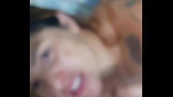 Ruiva casada fica na chamada de vídeo pra fazer seus clientes gozar e depois o marido corno fode a buceta dela até derramar leite na buceta da safada