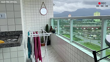 Câmera de segurança empregada faz faxina com mini shorts ela é muito safada e tem uma bunda enorme