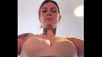 Influencie famosa não percebe que foi treinar de sutiã na academia os marombas passava e ficava olhando ela toda molhadinha que escorria pelas pernas até a buceta molhar