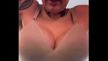 Influencie Famosa Não Percebe Que Foi Treinar De Sutiã Na Academia Os Marombas Passava E Ficava Olhando Ela Toda Molhadinha Que Escorria Pelas Pernas Até A Buceta Molhar thumbnail