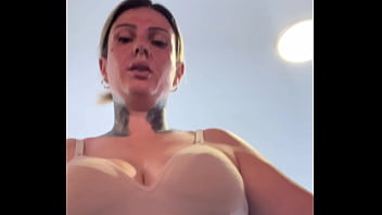 Influencie famosa não percebe que foi treinar de sutiã na academia os marombas passava e ficava olhando ela toda molhadinha que escorria pelas pernas até a buceta molhar