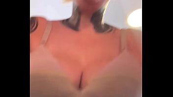 Influencie famosa não percebe que foi treinar de sutiã na academia os marombas passava e ficava olhando ela toda molhadinha que escorria pelas pernas até a buceta molhar