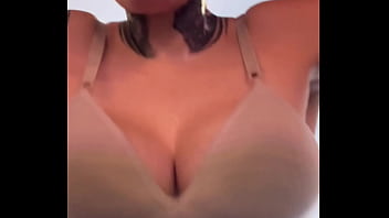 Influencie famosa não percebe que foi treinar de sutiã na academia os marombas passava e ficava olhando ela toda molhadinha que escorria pelas pernas até a buceta molhar Influencie famosa não percebe que foi treinar de sutiã na academia os marombas passava e ficava olhando ela toda molhadinha que escorria pelas pernas até a buceta molhar