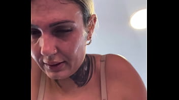 Influencie famosa não percebe que foi treinar de sutiã na academia os marombas passava e ficava olhando ela toda molhadinha que escorria pelas pernas até a buceta molhar