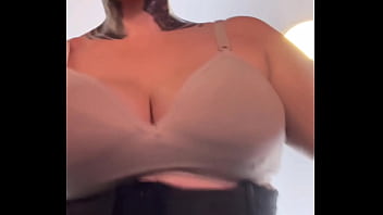 Influencie famosa não percebe que foi treinar de sutiã na academia os marombas passava e ficava olhando ela toda molhadinha que escorria pelas pernas até a buceta molhar