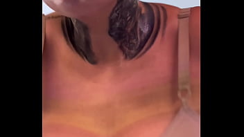 Influencie famosa não percebe que foi treinar de sutiã na academia os marombas passava e ficava olhando ela toda molhadinha que escorria pelas pernas até a buceta molhar