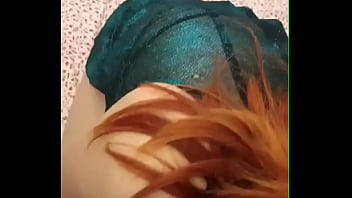 Cogiendo a lo bestia a mi suegra mientras mi novia duerme y la lleno de semen