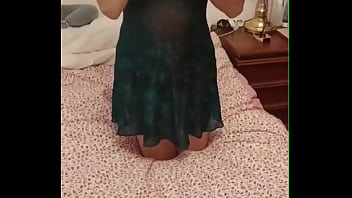 Cogiendo a lo bestia a mi suegra mientras mi novia duerme y la lleno de semen