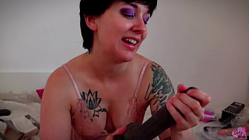 Extrait de ma dernière vidéo amateur je joue avec mon gros gode noir et