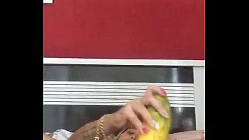 Loira caiu na net enfiando pepino na buceta