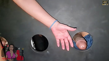 Safada brincando no gloryhole com desconhecidos