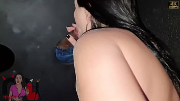 Safada brincando no gloryhole com desconhecidos Safada brincando no gloryhole com desconhecidos