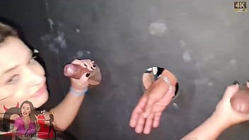 Safada brincando no gloryhole com desconhecidos