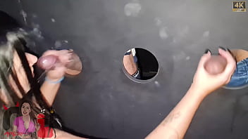 Safada brincando no gloryhole com desconhecidos