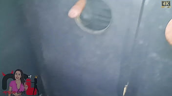Safada brincando no gloryhole com desconhecidos Safada brincando no gloryhole com desconhecidos