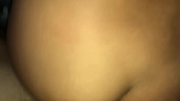 Padrastro pervertido entra a la habitacion de su hijastra en medio de la noche para llenarla de leche