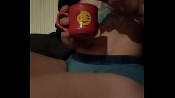 Bonjour mes coquins je vous offre le café et je vous laisse un petit message