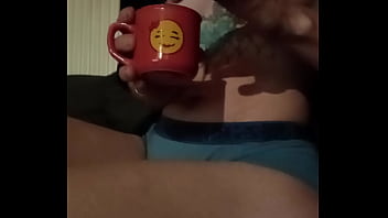 Bonjour mes coquins je vous offre le café et je vous laisse un petit message