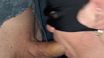 Aline não perde tempo quando o pau é grande ela não aguenta ficar só no boquete