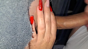 Aline não perde tempo quando o pau é grande ela não aguenta ficar só no boquete