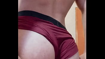 Rebotando mis nalgas de twink