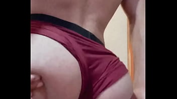 Rebotando mis nalgas de twink