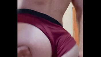 Rebotando mis nalgas de twink