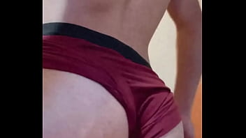 Rebotando mis nalgas de twink