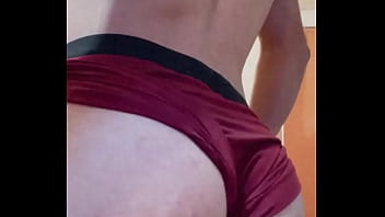 Rebotando mis nalgas de twink