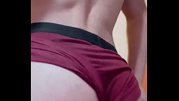 Rebotando mis nalgas de twink