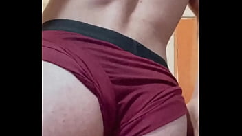 Rebotando mis nalgas de twink