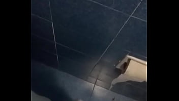 Hermosa jovencita sexy secándose después de ducha