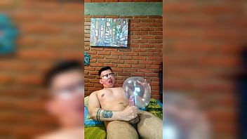 Chacal Dotado Se Hace Paja Con Un Condón thumbnail